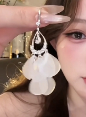 白色树脂片片孔雀尾巴耳钩耳环女清新甜美清凉配饰潮新款