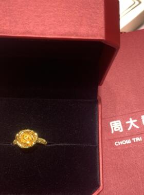 周大福镂空花朵足金黄金戒指