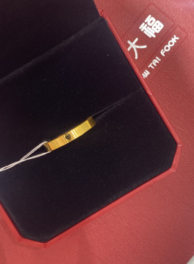 周大福520时钟情侣对戒指