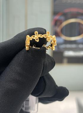 周大福镂空小花朵黄金戒指