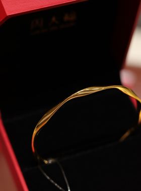 周大福莫比乌斯环黄金手镯实心