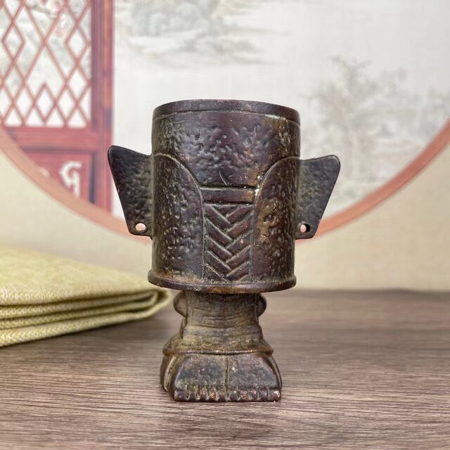 Antiques, miscellaneous collections, Sanxingdui appliances, wine glasses, cultural and creative souvenirs, retro home decorations, ornaments