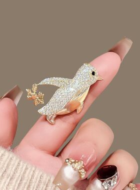 时尚个性雪花小企鹅胸针