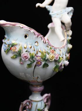 西洋古董陈设19世纪末德国图林根手工彩绘天使游花车造型瓷花盏