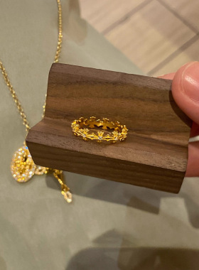 小红书爆款十字鸢尾花椭圆吊牌吊坠项链轻奢高级感毛衣链一件代发