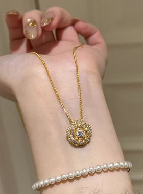 小红书爆款古法转动山茶花项链2025新款爆闪满钻精致小金花吊坠