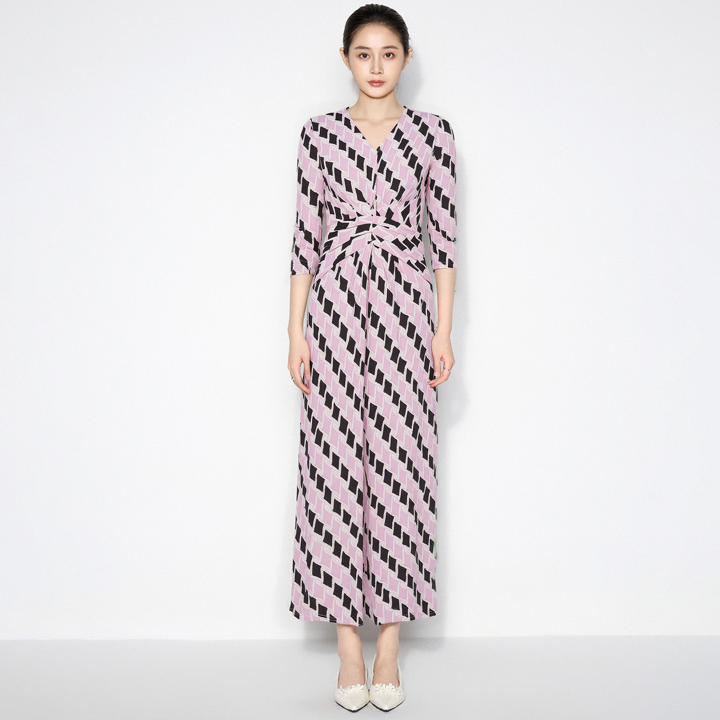 马天奴秋冬新款女粉色几何印花连衣裙子V领抓褶收腰修身气质时尚