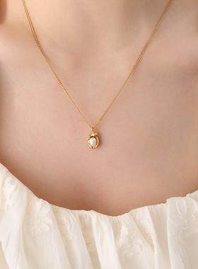 欧美钛钢镀金时尚古巴链小众设计感天然淡水珍珠镶嵌异形吊坠项链