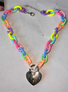甜酷时尚Y2K个性小众彩色亚克力链条爱心锁项链女颈链送钥匙