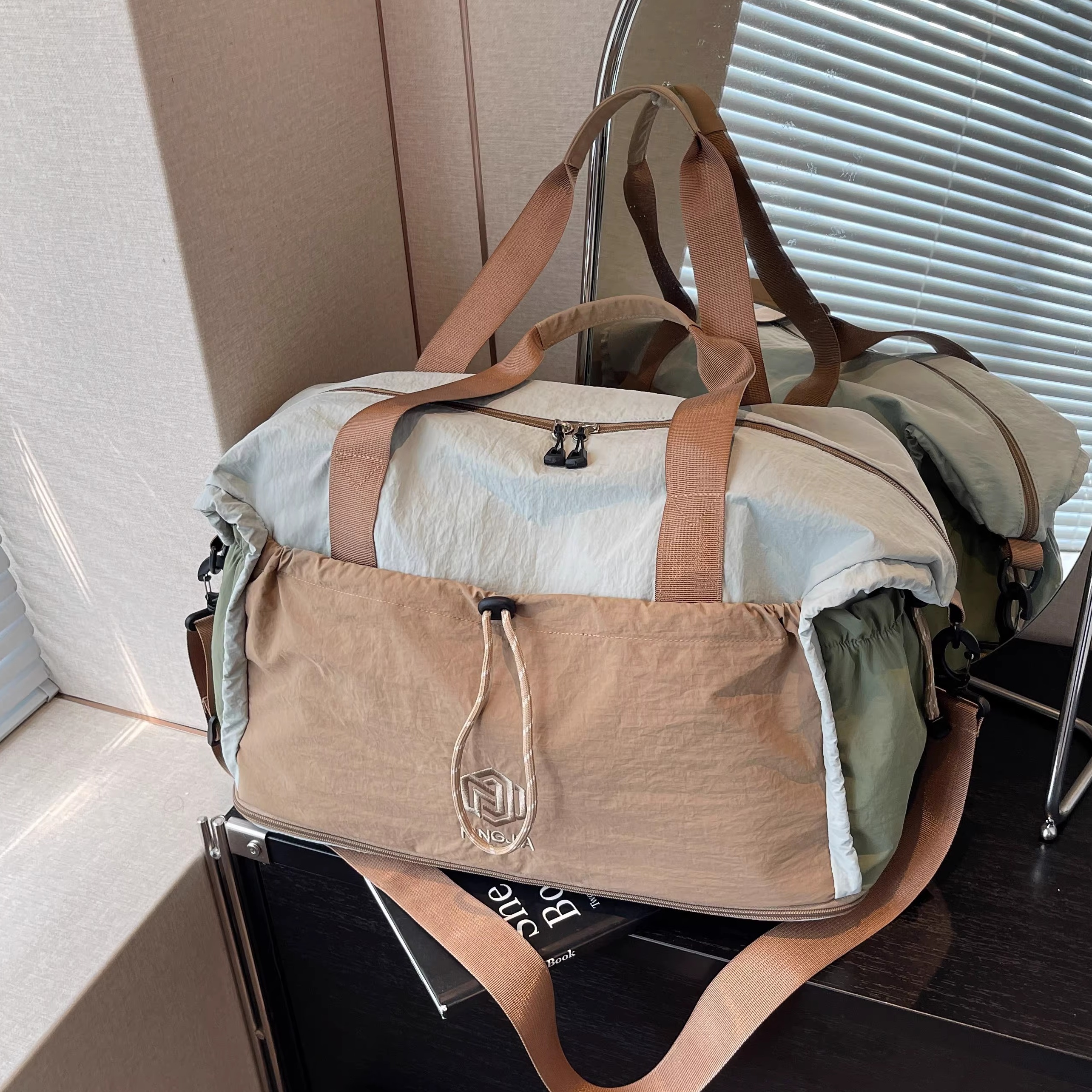 大容量旅行包女短途手提出差轻便行李袋男收纳斜挎运动游泳健身包