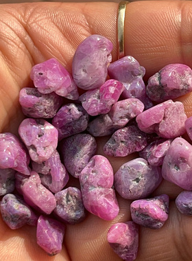 天然无烧无任何处理的红宝石原矿石抛光颜色玫紫色 潮流时尚项链