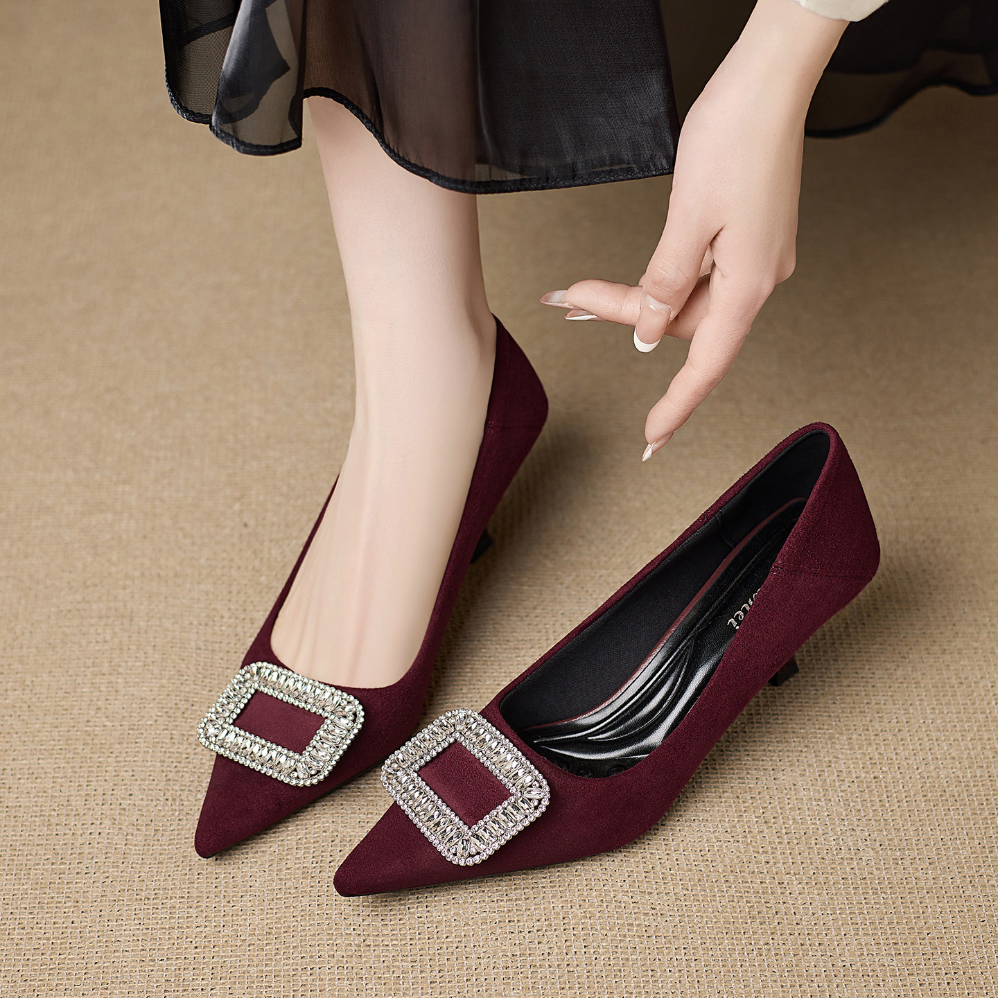 复古黑色高跟鞋子女巨好看细跟尖头浅口方扣水钻气质单鞋女不累脚