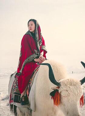 西藏草原旅游红色斗篷披肩