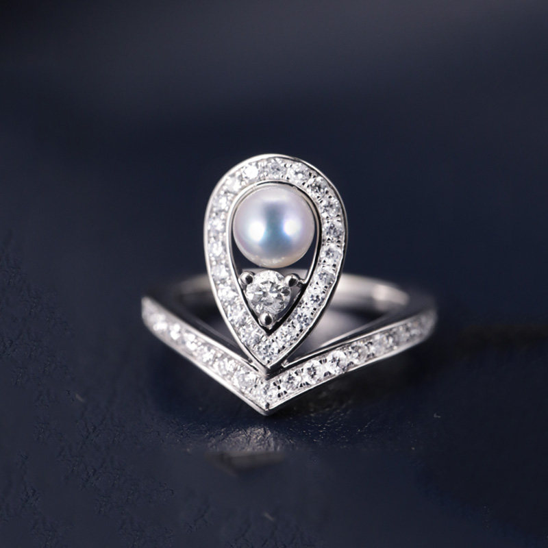 Valentine's Day gift for Queen Josephine's coronation, the same style 18k gold water drop crown set V ring pearl diamond ring