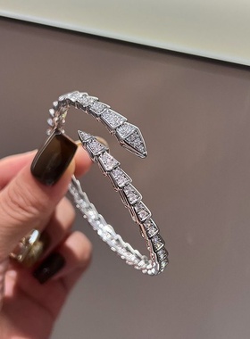 高级感灵蛇手镯蛇骨蛇形质感轻奢开口白金色手饰简约手链小众锆石