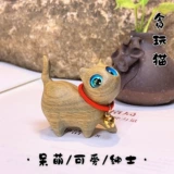 Резьба ручной работы Симпатичный котенок сандалового дерева - это весело и любопытная кошка уверена в креативных деревянных частях, милые домашние животные