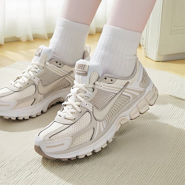 Lucky Leaf 丨NIKE ເກີບຜູ້ຍິງ Nike ຊູມ vomero 5 air cushion sneakers retro ເກີບບາດເຈັບແລະ trendy