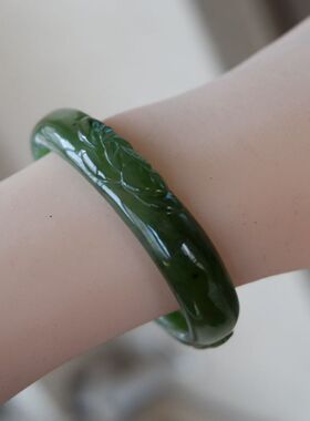 和田玉俄罗斯碧玉阳绿色雕刻荷花金鱼贵妃镯国风椭圆手镯小圈口