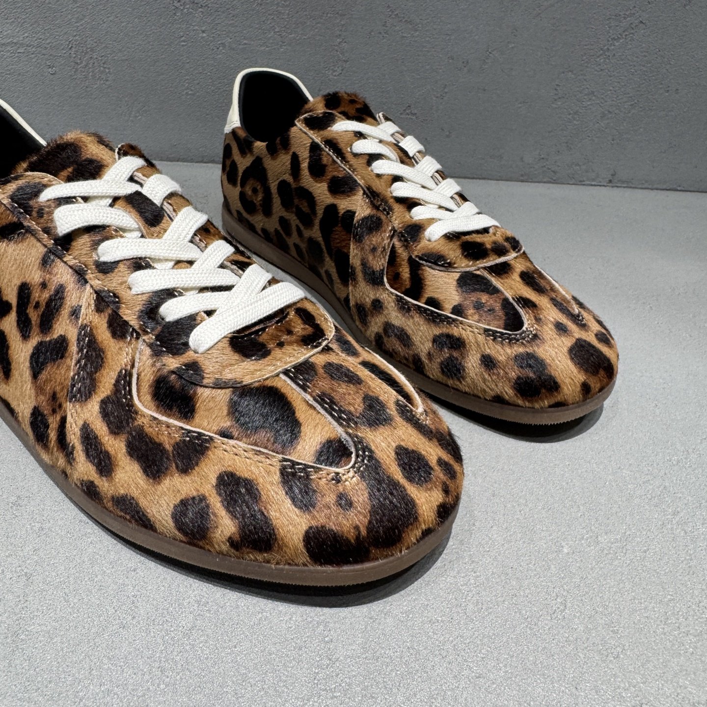 欧货欧洲站真皮2026春新款豹纹牛毛德训鞋女平底休闲舒适透气板鞋,淘宝优惠券,粉丝福利购,淘宝优惠卷