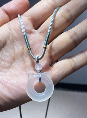 纤纤素手天然白玉髓猫耳骨项坠