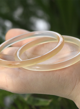 一口糖女玉髓原矿手镯俏色