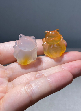 纤纤素手九尾狐冰透玉髓项坠