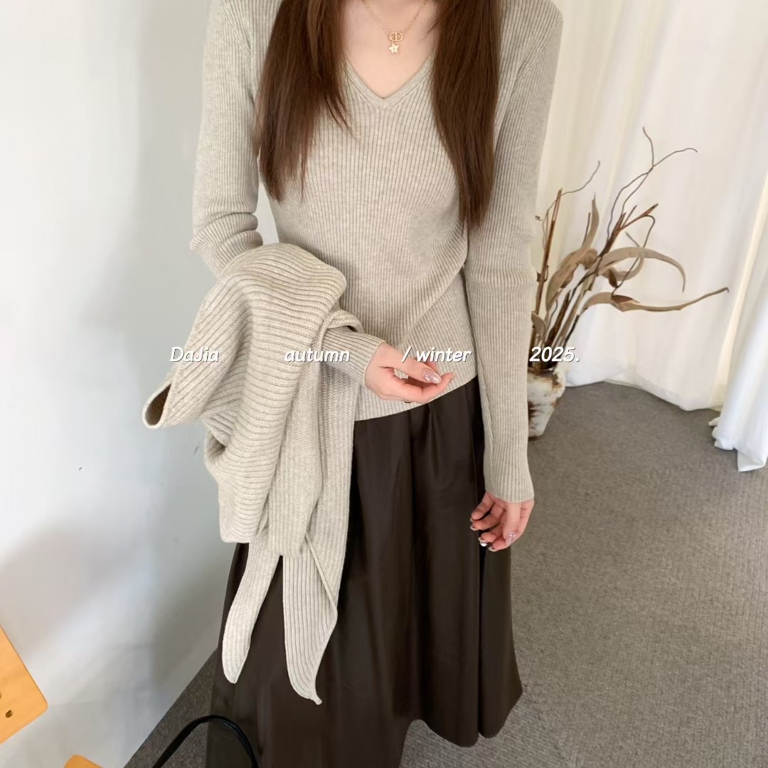Da Jia法式复古V领长袖针织衫女2025冬外搭倒三角披肩斗篷两件套,淘宝优惠券,粉丝福利购,淘宝优惠卷
