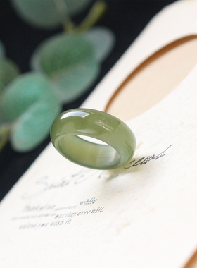 女士和田玉湖水绿轮胎戒指