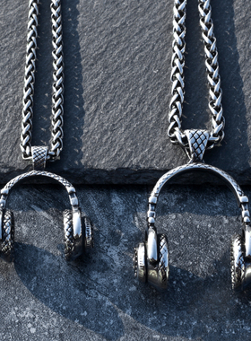 音乐耳麦项链男士韩版个性嘻哈ins潮流钛钢吊坠文艺毛衣链配饰品