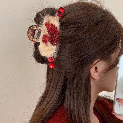 超仙红色毛绒抓夹女新年喜庆氛围感发抓后脑勺盘发鲨鱼夹子头饰