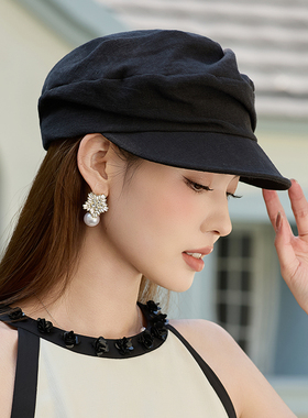 蓝诗梦戴鸭舌帽出游时髦女春夏