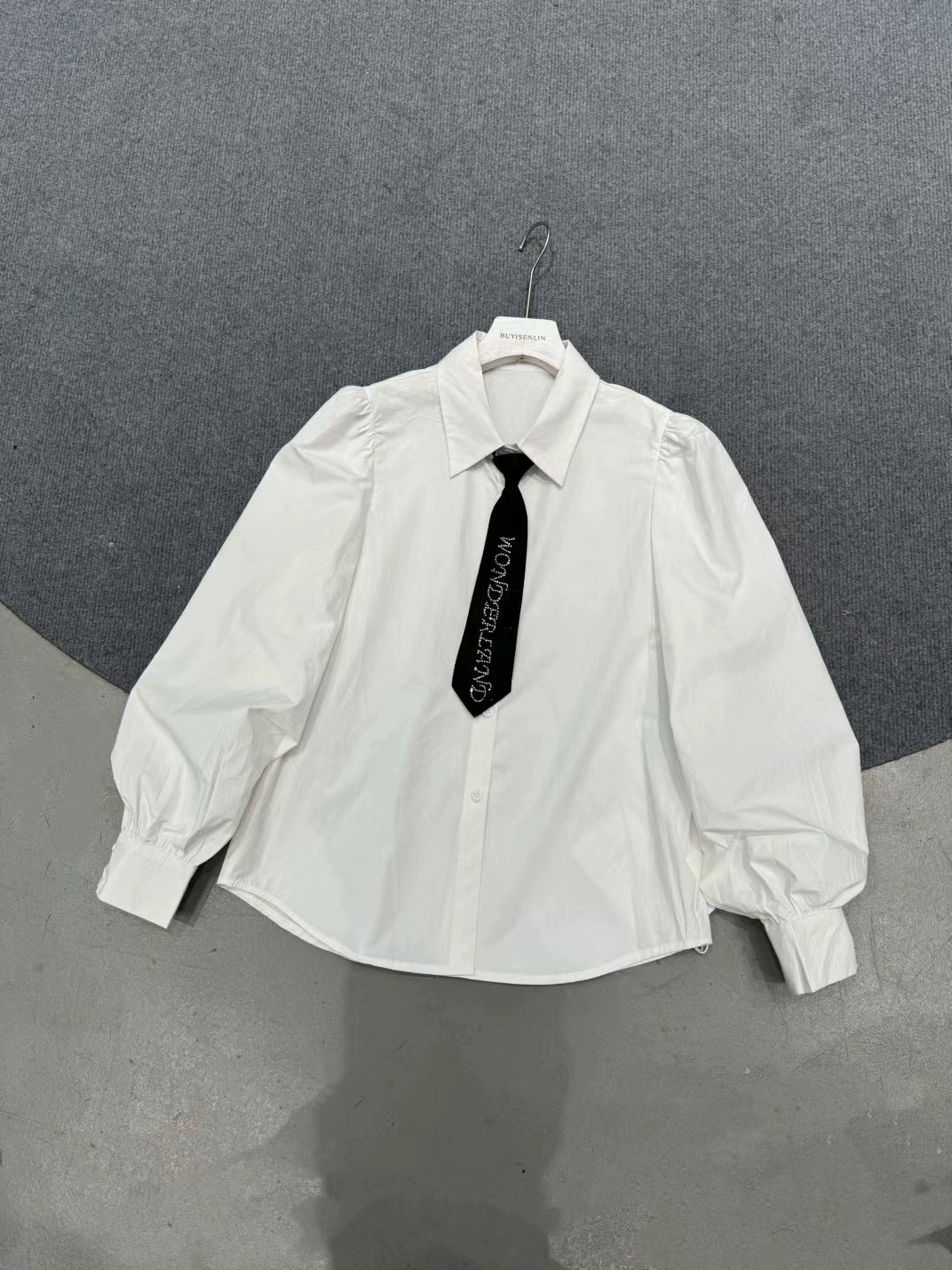 欧洲站2024早春新款衬衫亮钻领带灯笼袖白色衬衫 俏皮减龄上衣女
