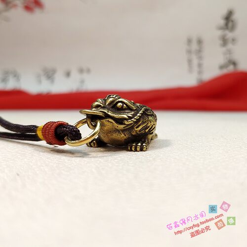 实心纯黄铜招财进宝三足金蟾蜍小挂件铜微雕钥匙扣铜手把玩小物件 - 图1