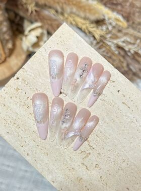 黛瑞森甜美粉色猫眼碎钻穿戴甲