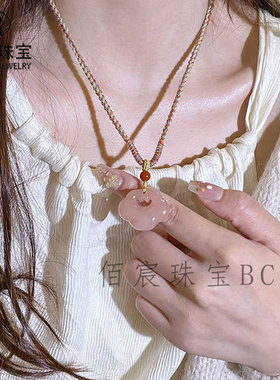 天然桃花酿红丝玉祥云锁吊坠女款樱花粉红色金丝玉事牌祥云锁挂件