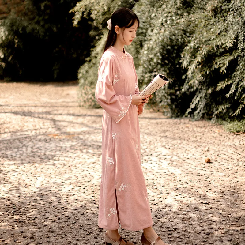 微笑向暖 国风立领绣花连衣裙 秋冬打底灯芯绒满幅刺绣开叉旗袍 - 图3