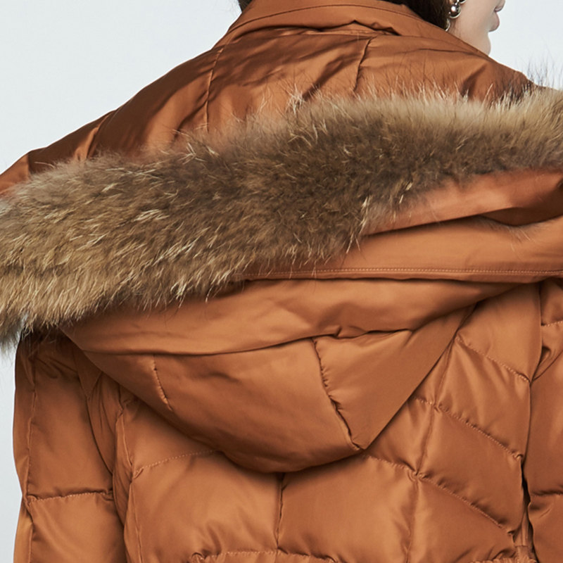  艾格银座羽绒服