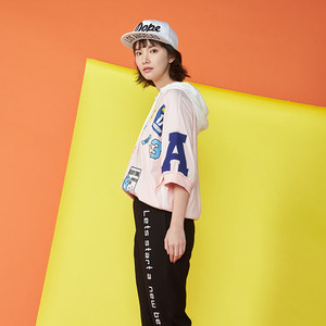 艾格春秋季女装时尚百搭宽松潮流印花字母五分袖连帽卫衣Z256