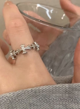 冷淡风~银色花纹十字架戒指女小众设计ins轻奢食指戒个性情侣对戒