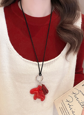 马上有钱红色小马项链女