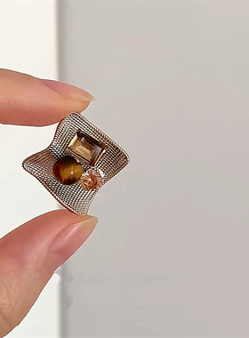 菱形褶边闪锆虎眼石耳环