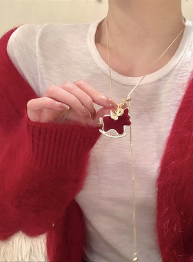 红色丝绒小马铜钱毛衣链