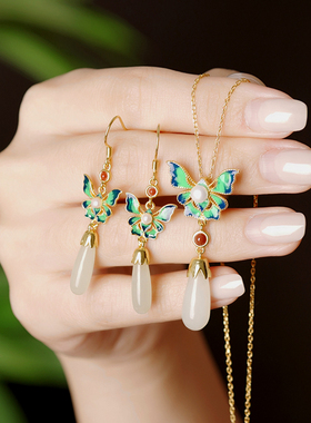 纯银珐琅彩蝴蝶吊坠天然和田玉