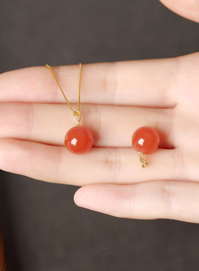 18k金扣头川料南红吊坠直径约10m