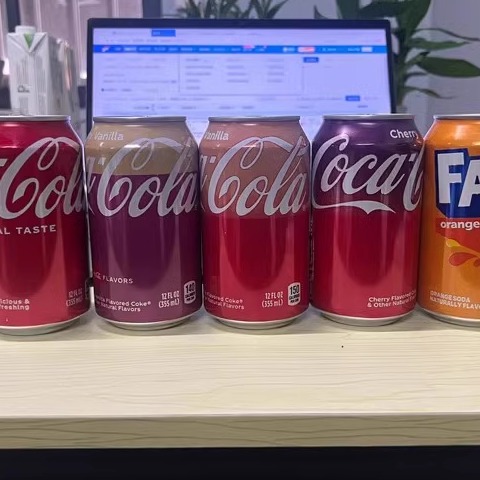 美版香草味可口可乐355ml 碳酸饮料汽水美国进口CocaCola易拉罐装 - 图1