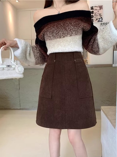 Corduroy mid-skirt with big pockets covers the crotch and looks slimming