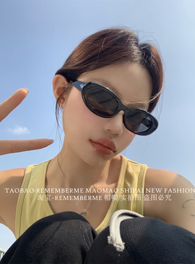 时髦辣妹凹造型墨镜女猫眼眼镜潮