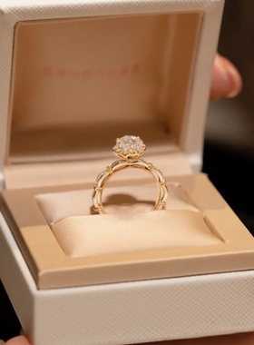 今饰有约手捧花八心八箭超闪戒指