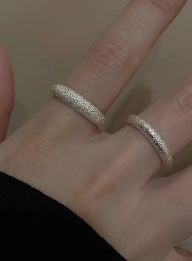 今饰有约波光粼粼素圈金属戒指女