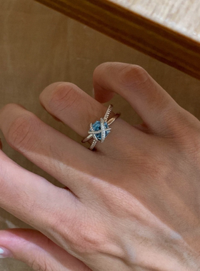 今饰有约爆闪缠绕交错蓝钻戒指女